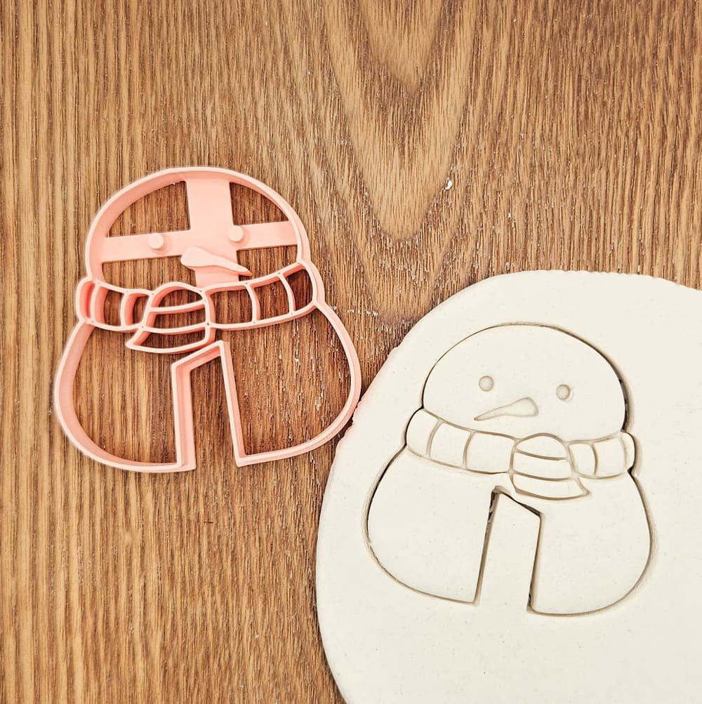 kaledine-formele-sausainiams-ant-puodelio-besmegenis