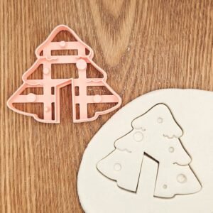 kaledine-formele-sausainiams-ant-puodelio-eglute