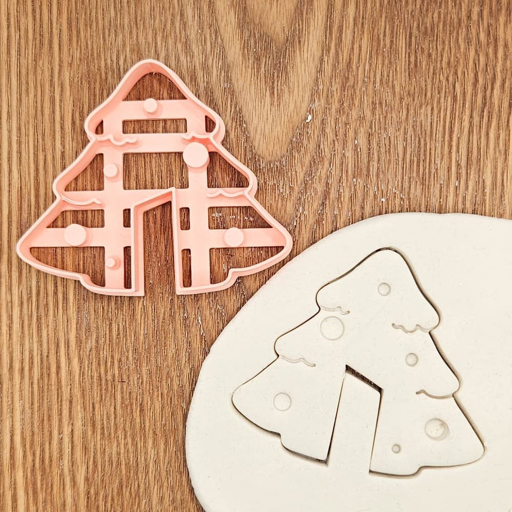 kaledine-formele-sausainiams-ant-puodelio-eglute