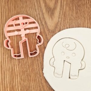 kaledine-formele-sausainiams-ant-puodelio-imbierinis-zmogeliukas