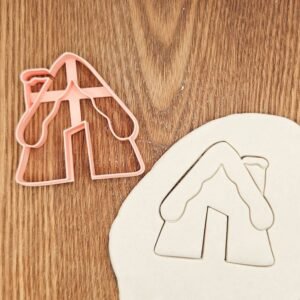 kaledine-formele-sausainiams-ant-puodelio-namelis