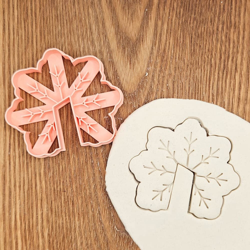 kaledine-formele-sausainiams-ant-puodelio-snaige